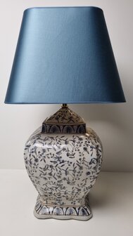 melk wit Pekkadillo middag aardewerk lampvoet met blauwe tekening en blauwe kap - Toro Interior Design  - Exclusief interieur in Maastricht