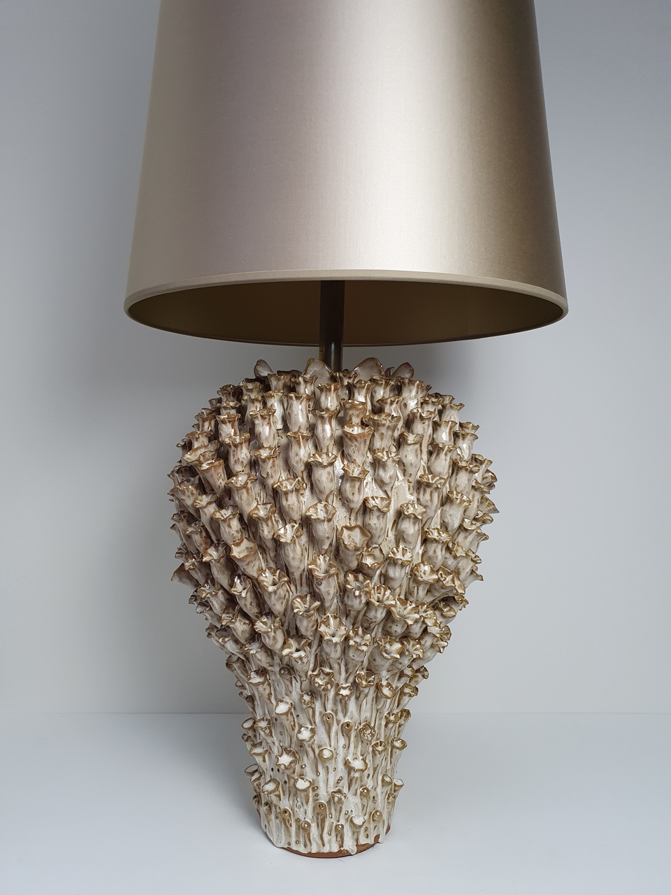 Korting Schrikken telex keramiek koraal grote tafellamp met hoge lampenkap in champagne kleur -  Toro Interior Design - Exclusief interieur in Maastricht