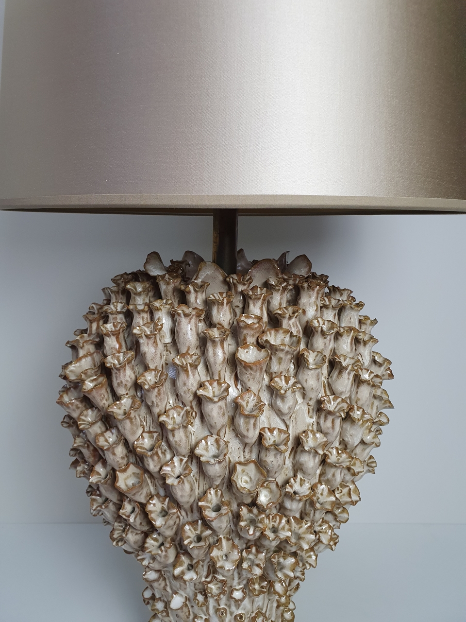 Korting Schrikken telex keramiek koraal grote tafellamp met hoge lampenkap in champagne kleur -  Toro Interior Design - Exclusief interieur in Maastricht