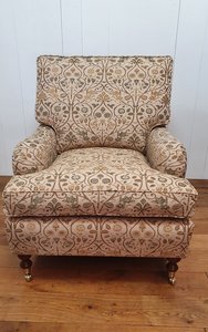 Pilfer Neuropathie gangpad Klassieke Engelse fauteuil met wieltjes in Dickens meubelstof - Toro  Interior Design - Exclusief interieur in Maastricht